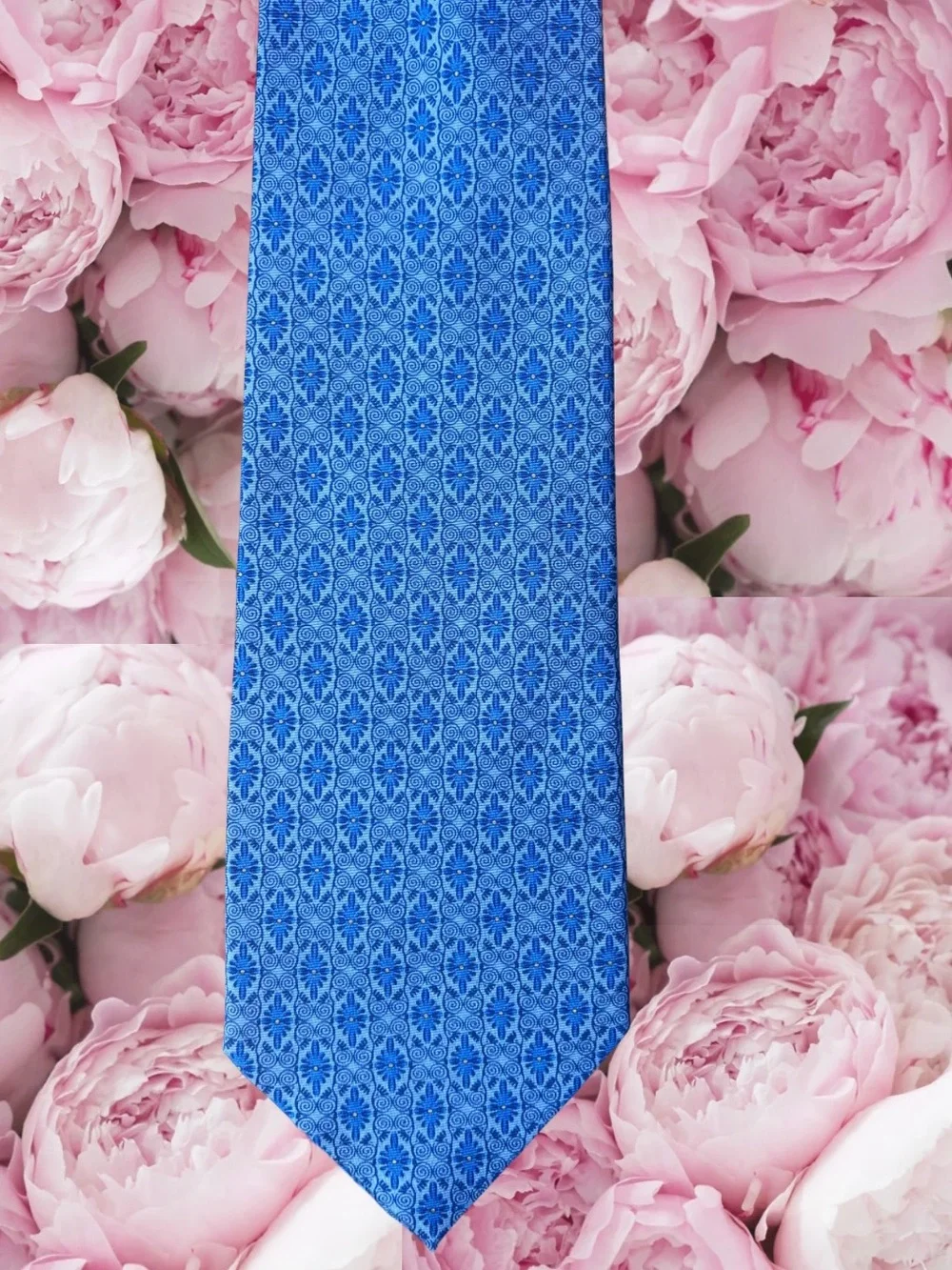 Metropolitan Museum of Art 100% Silk blue pattern tie Classic